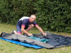 De tent wordt opgezet