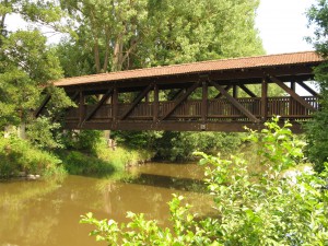 De houten fietsbrug over de Main bij Mainleus