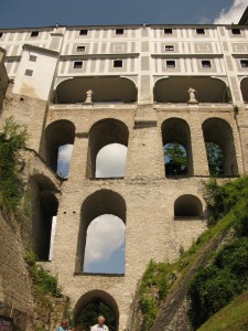 De indrukwekkende stadspoort van Cesky Krumlov