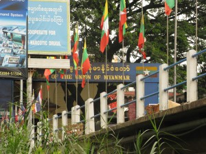 Aan de andere kant van de brug ligt Myanmar