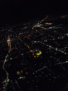 Chiang Mai bij nacht vanuit het vliegtuig